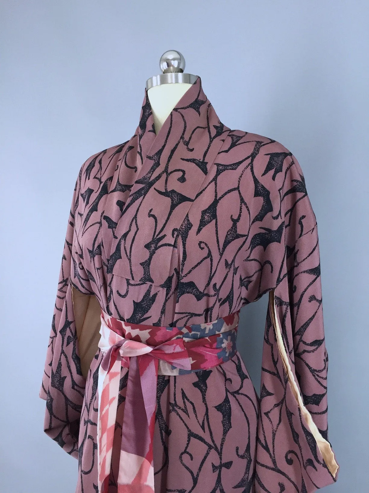 1950s Vintage Silk Kimono Robe / Mauve Purple Floral Ivy